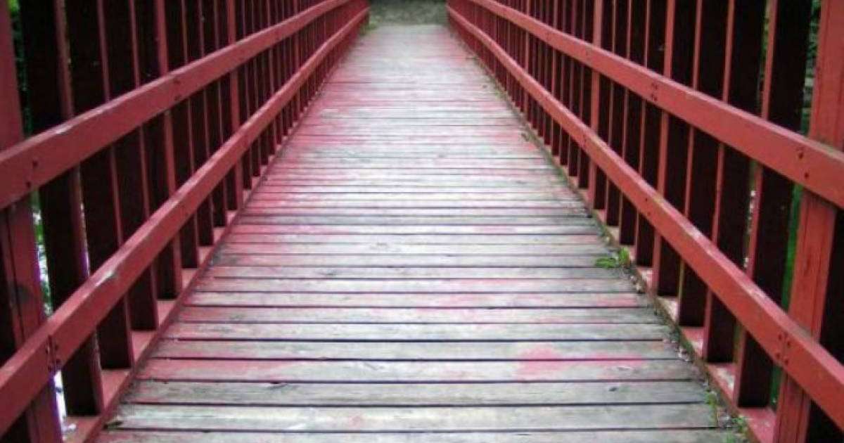 Ақтөбе темір жол бекетінде бойжеткен көпірден секіріп кете жаздады