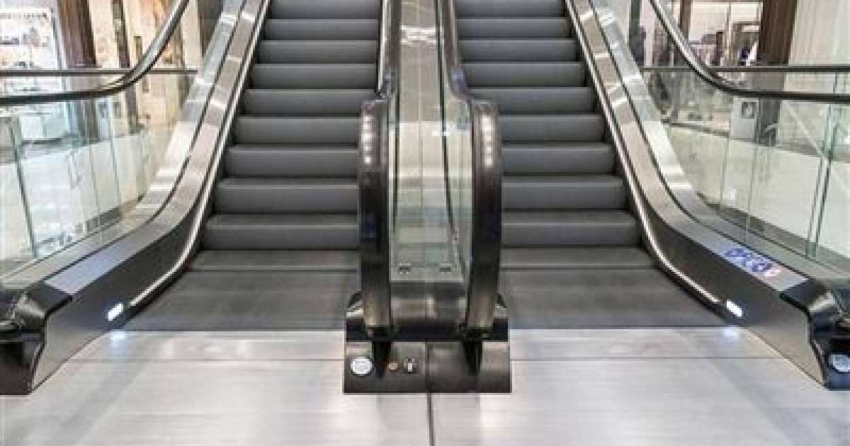 Атырауда адамдар эскалатордан құлады | КТК