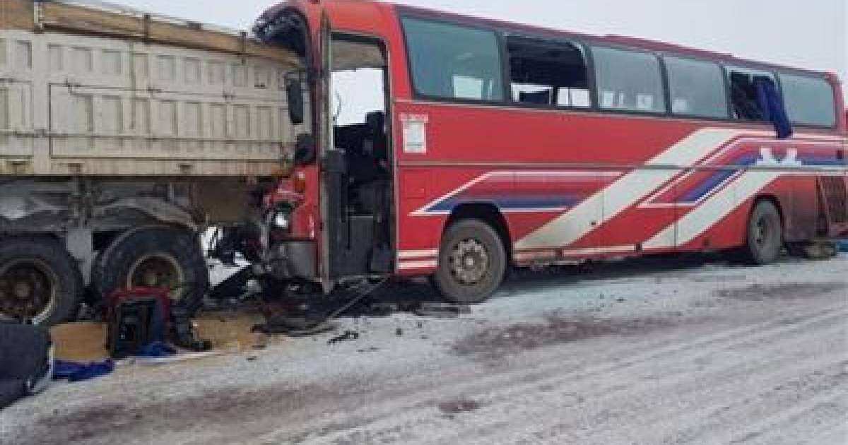 Қарағанды облысында жүк көлігі автобуспен соқтығысты