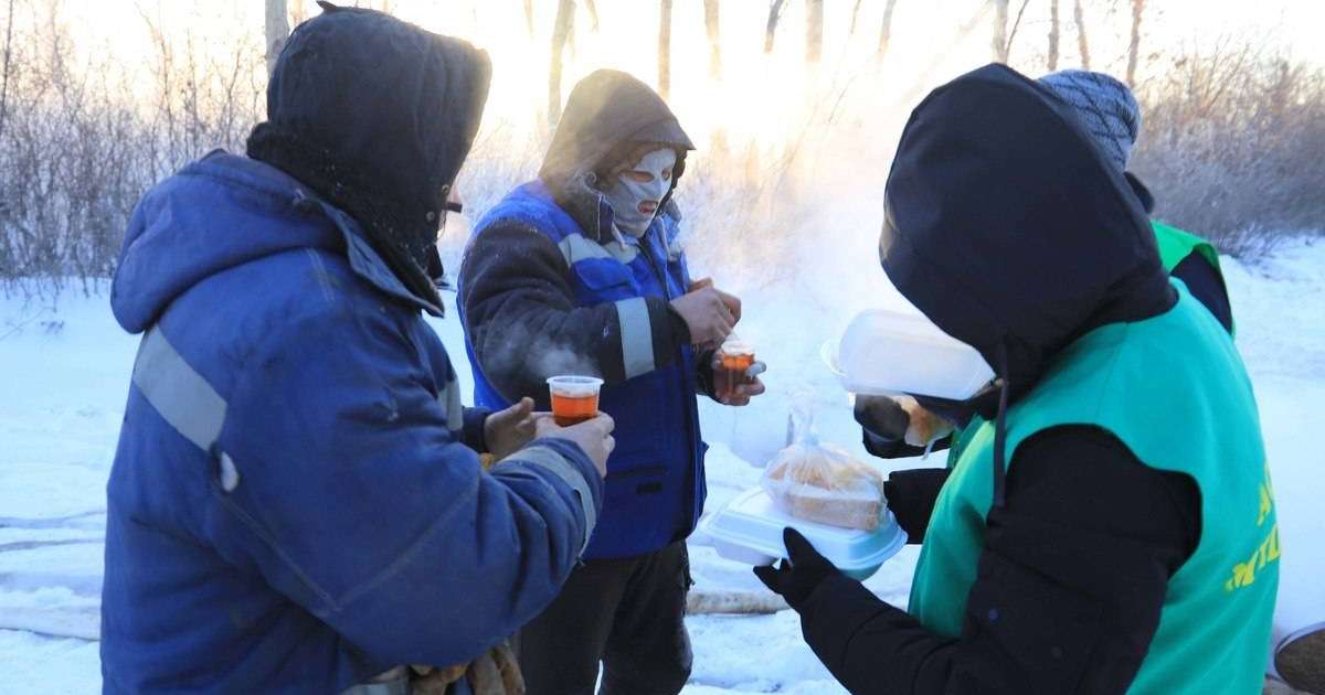 Астанада жұмысшыларға ыстық тамақ пен шай таратқандар жұртты сүйсінтті (фото) - новости Казахстана