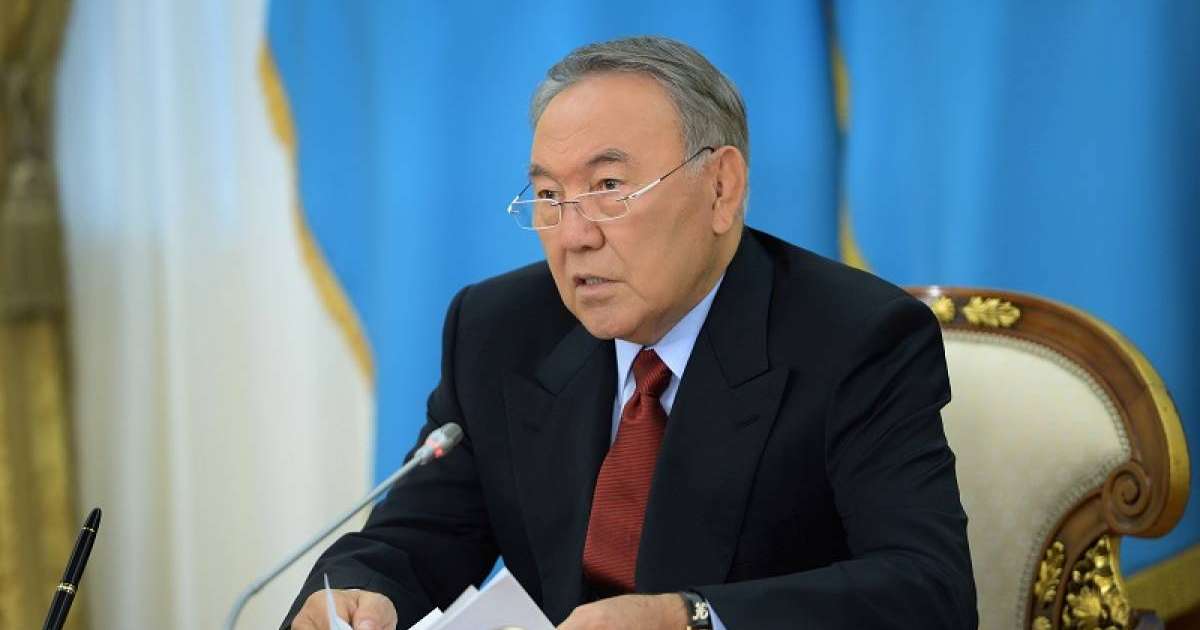 首任总统接见总检察长努尔达吾列托夫