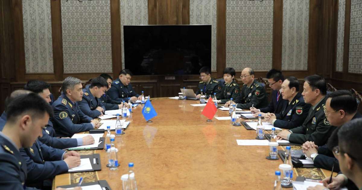 国防部长叶尔梅克巴耶夫会见中国防长魏凤和