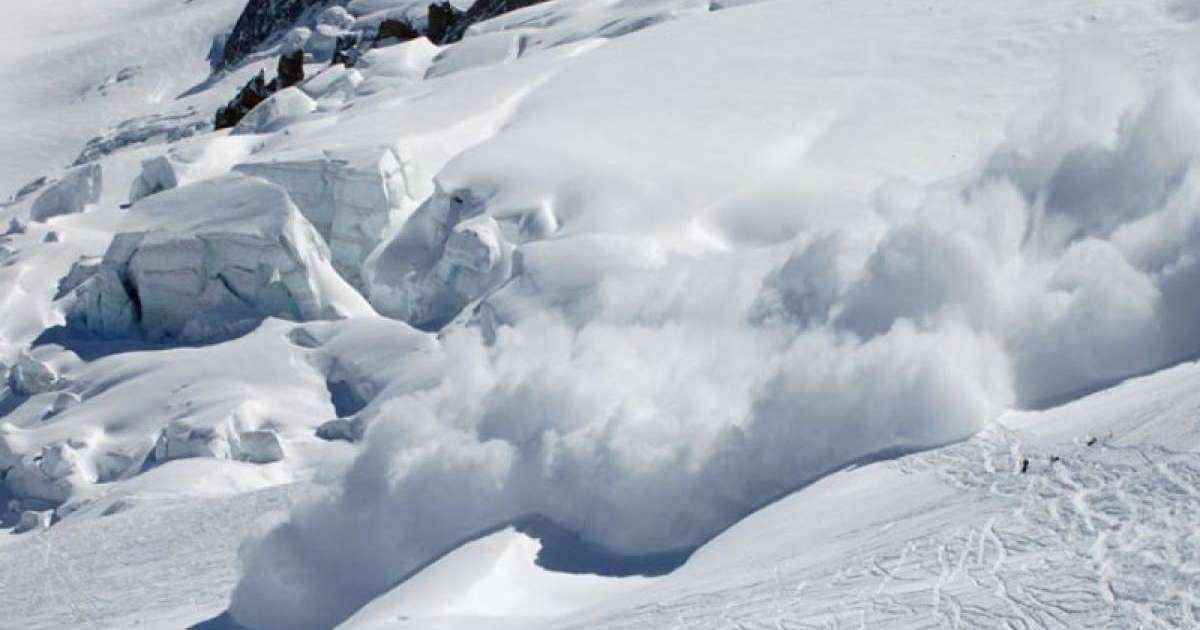 紧急情况部门在阿拉木图山区进行人造雪崩