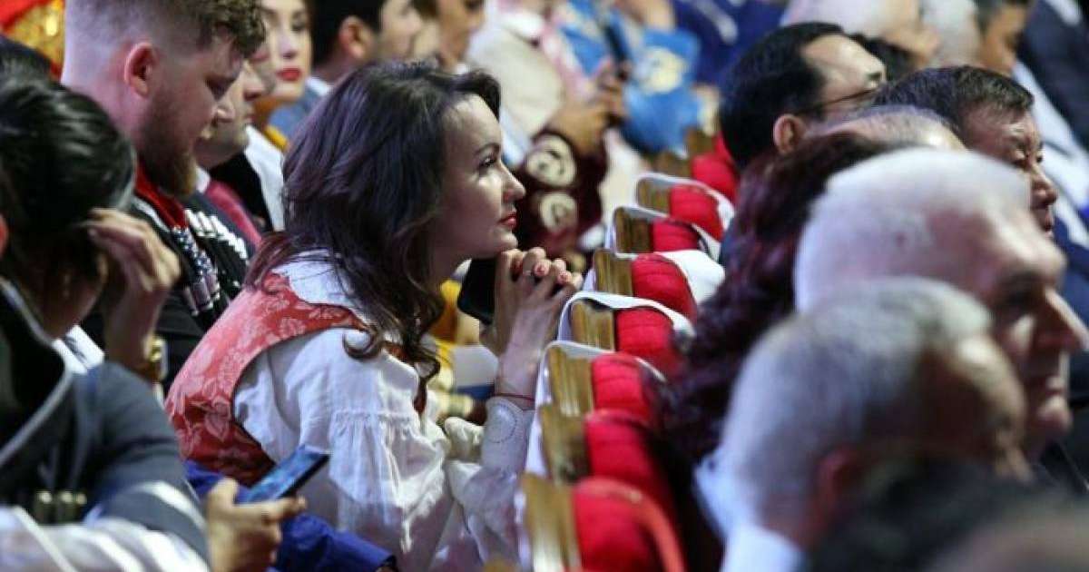 Назарбаев қолындағы гүл шоқтарын қыз-келіншектерге таратып берді – видео