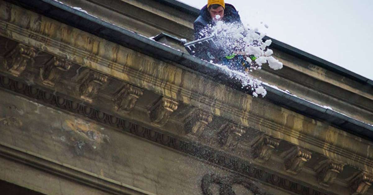 Үйдің төбесінде қар күреп жүрген ер адам әжетханаға құлап түсті