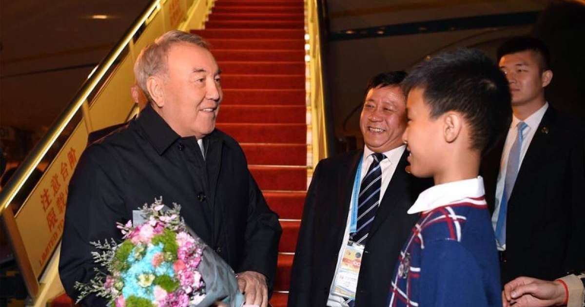 首任总统-民族领袖纳扎尔巴耶夫抵达北京
