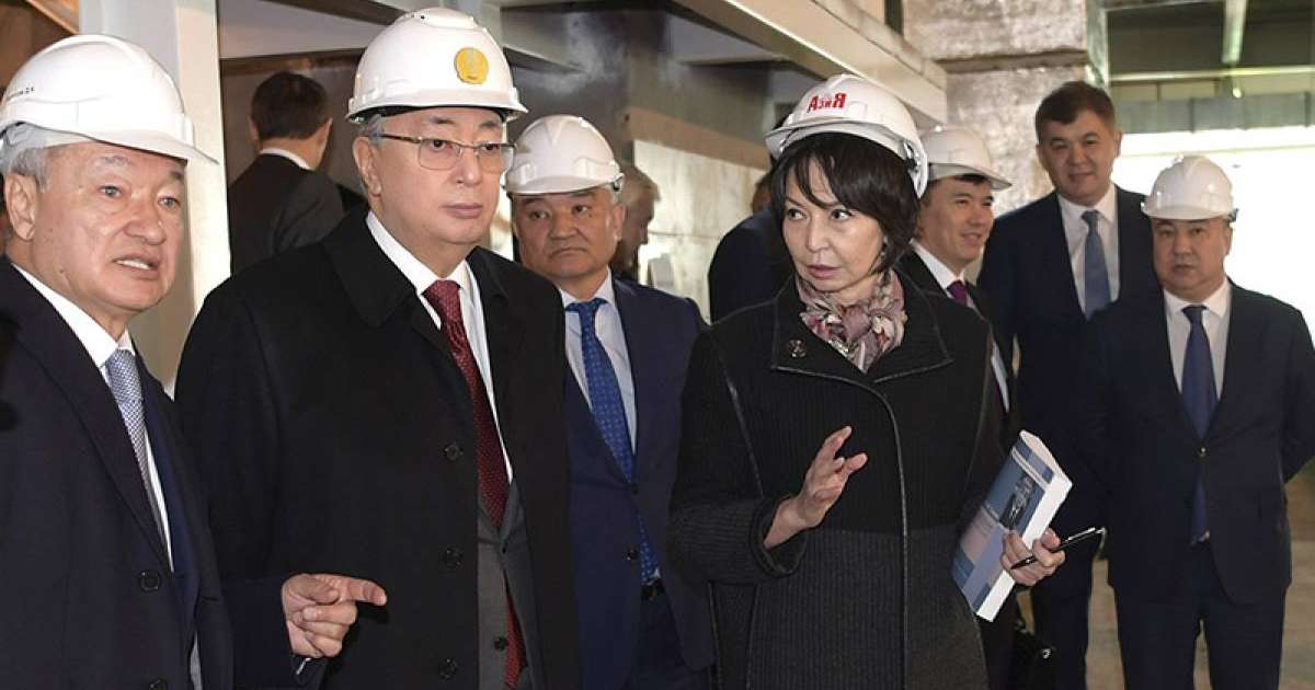 总统视察塞梅市"阿拜竞技场"文化体育综合体工程