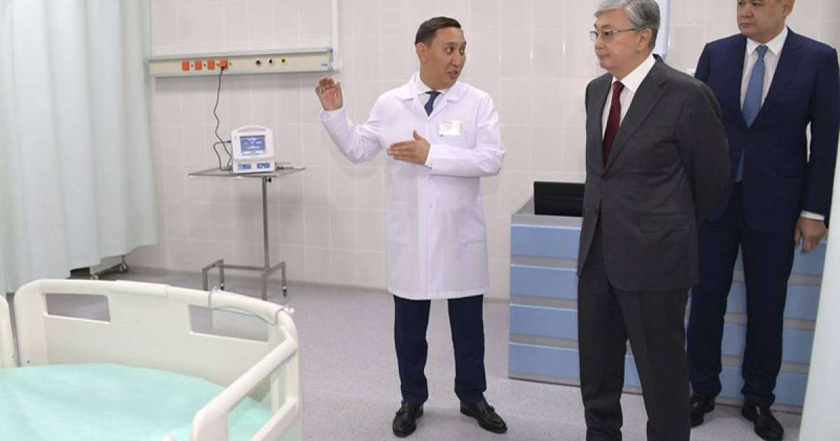 托卡耶夫总统视察塞梅市急救中心
