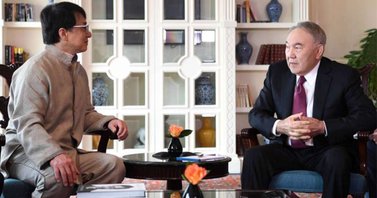 首任总统纳扎尔巴耶夫与中国著名演员成龙会面