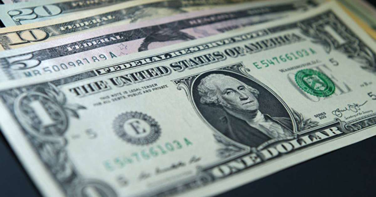 Сарапшы Қазақстанда доллар неге арзандамай жатқанын түсіндірді