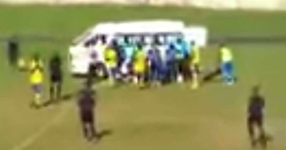 Футболшы матч кезінде көз жұмды – қайғылы оқиғаның видеосы