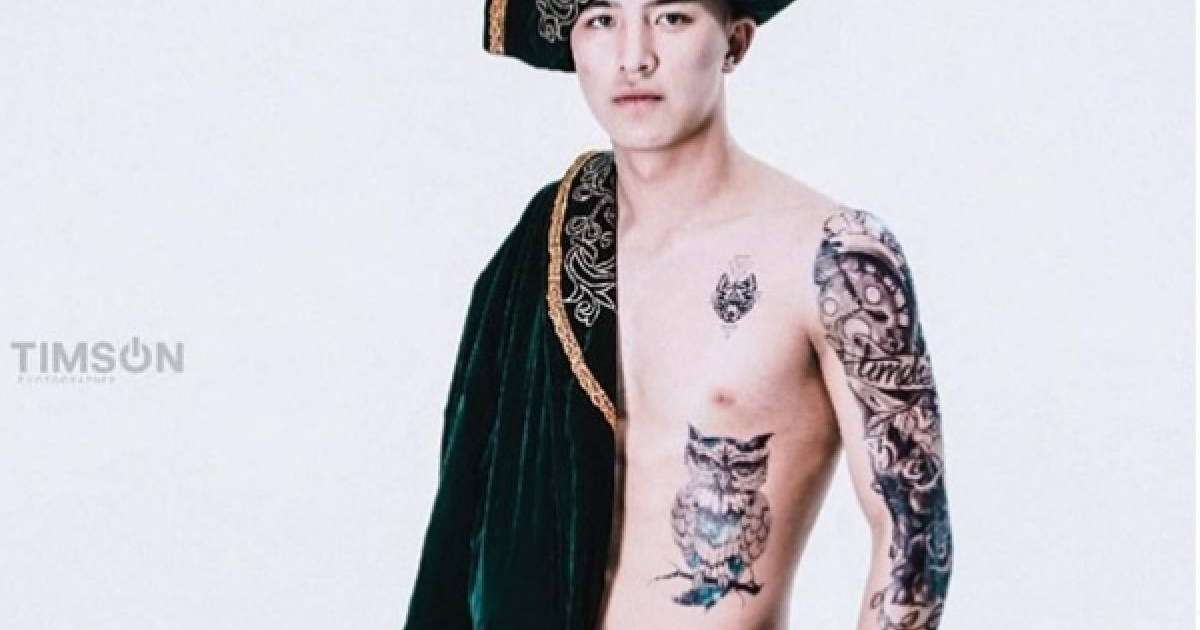 ​Белгілі заңгер ұлттық киіммен жалаңаш суретке түскен жігітті жауапқа тартуды сұрады