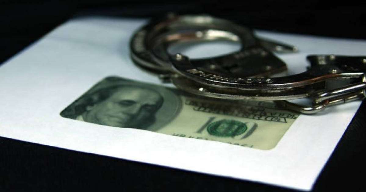 Таразда полицейлер парамен ұсталды