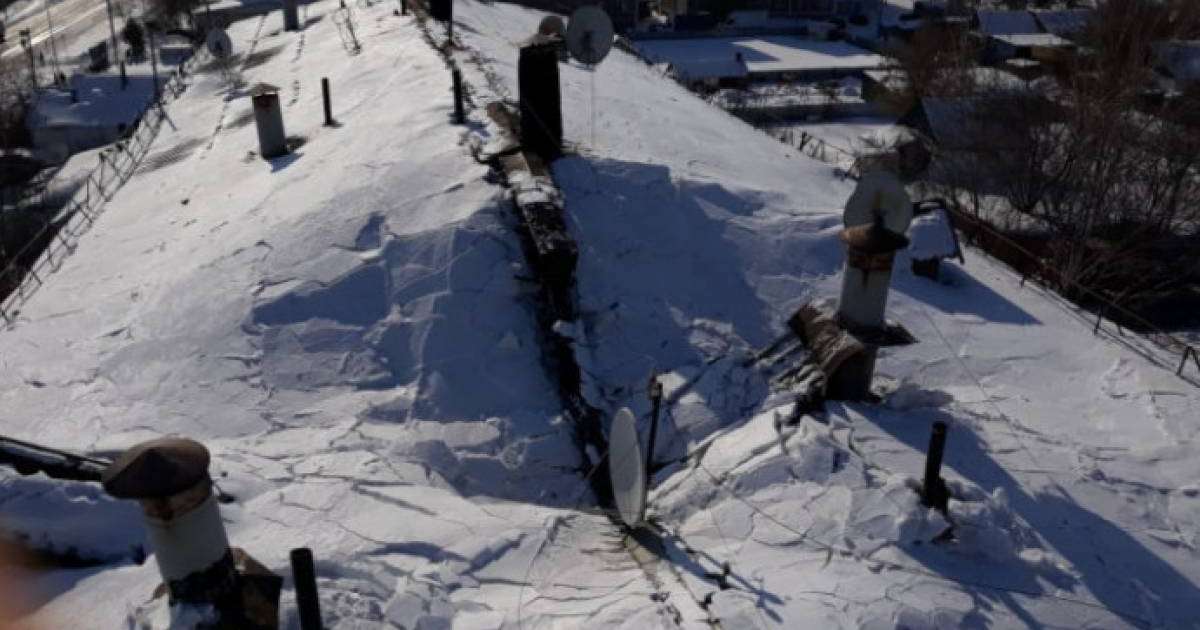 Петропавлда қар бес қабатты үйдің шатырын опырып жіберді