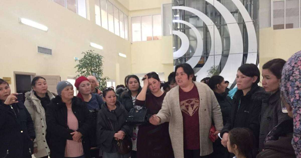 Алматыда әкімдікке келген аналар "Назарбаев кетсін!" деп ұрандатты