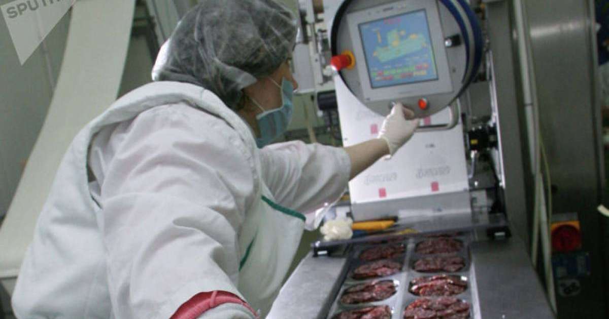 Зауыт қызметкері жұмыс істеп тұрған еттартқышқа құлап кетті