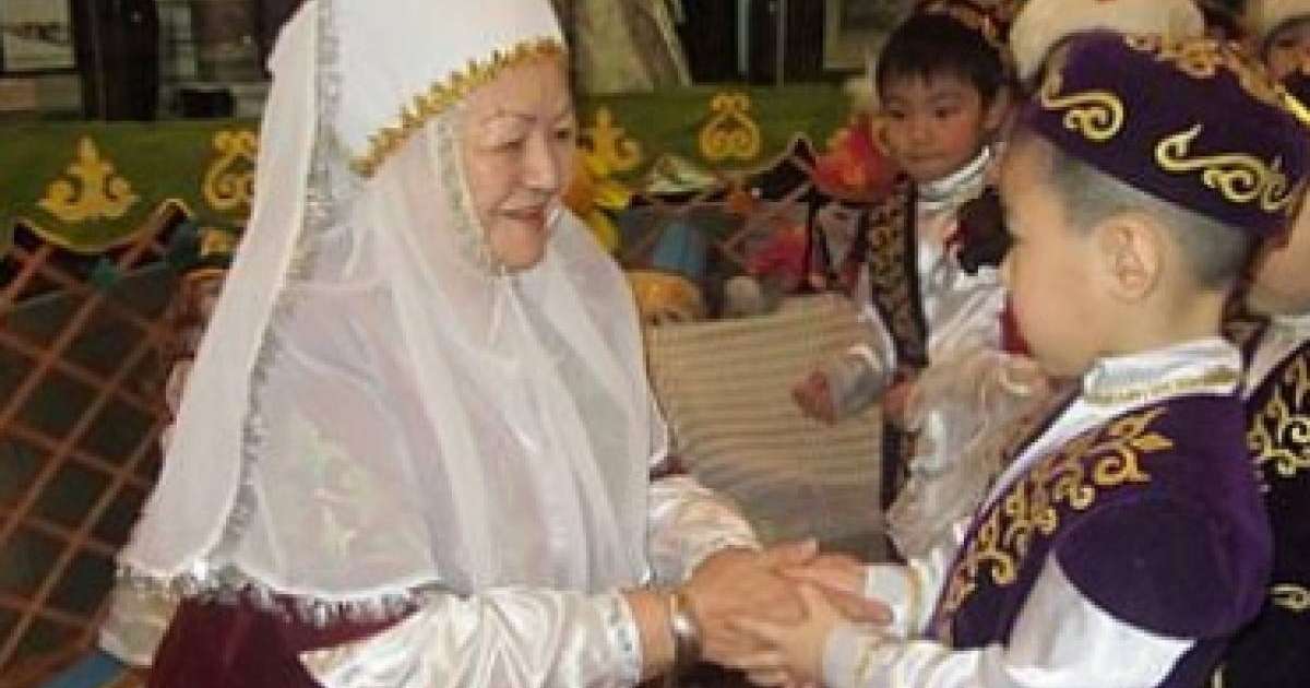 Сенатор Көрісу күнін ресми мерекеге айналдыруды ұсынды