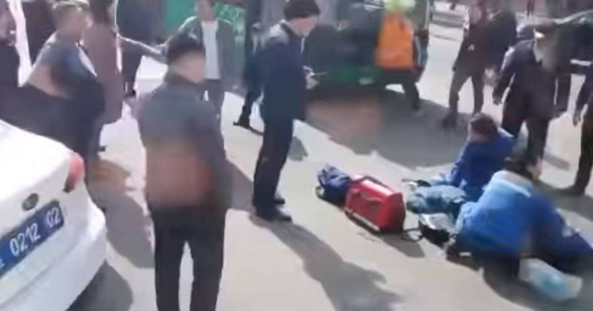 Алматыда жолдан өтпек болған қызды автобус қағып кетті