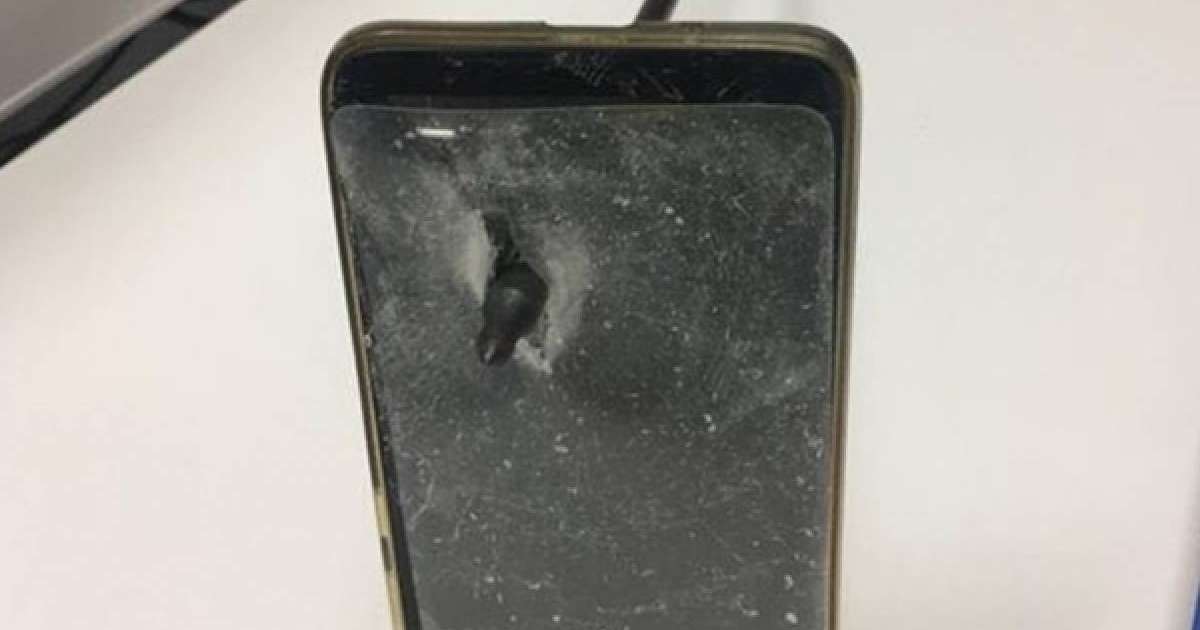 Телефон ер адамды атылған оқтан қорғап қалған