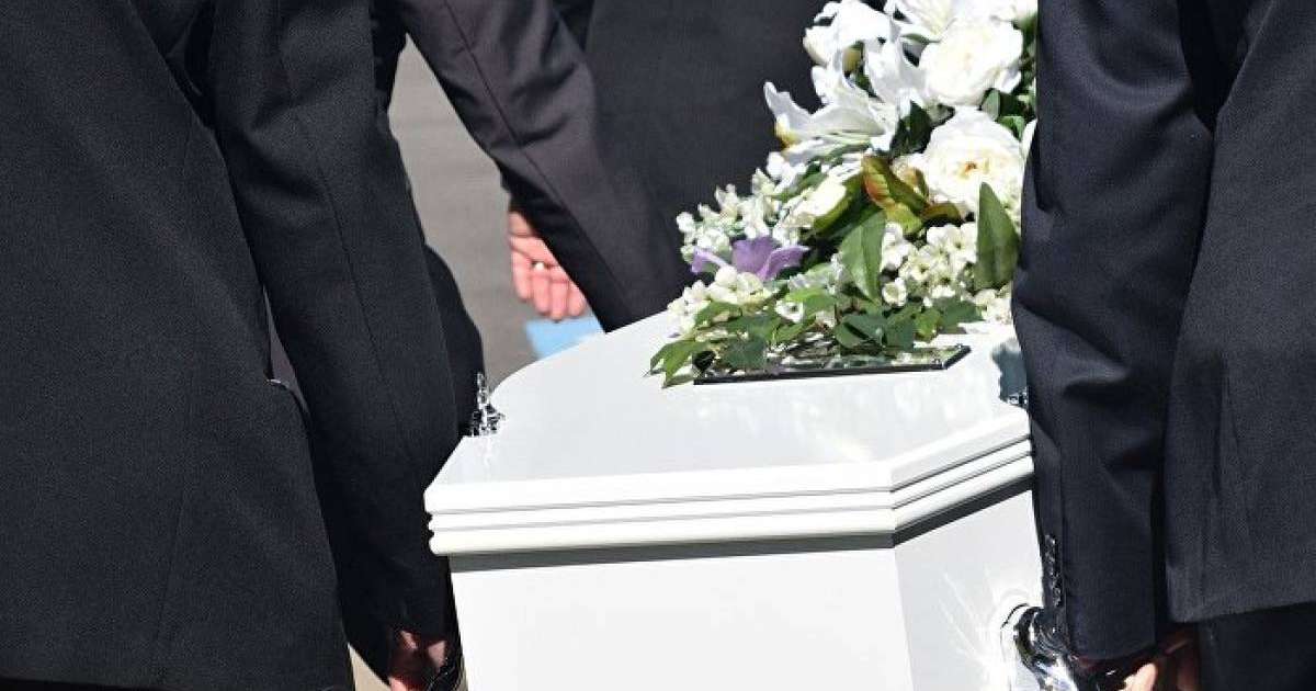 Әйел күйеуінің денесі жатқан табытты үкімет ғимаратына әкелді