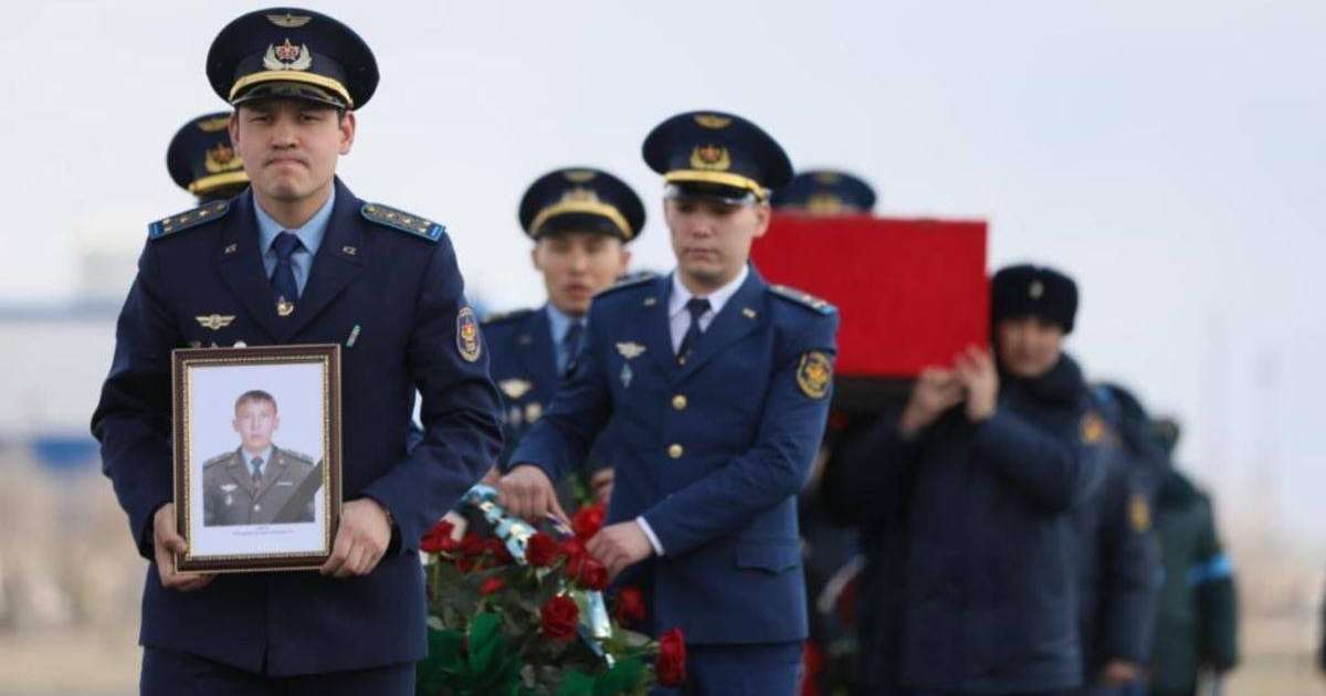 Тікұшақ апатынан қаза тапқан екі әскеридің сүйегі Ақтөбеге жеткізілді