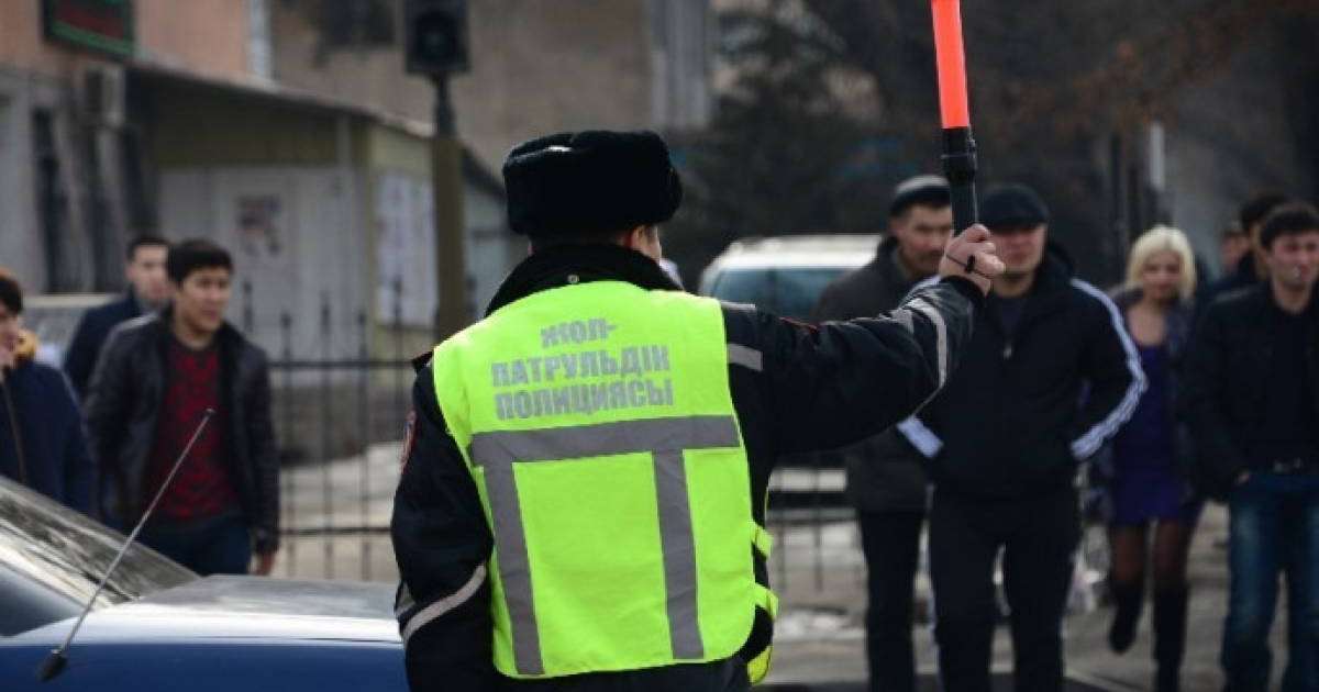 Полицейлерге таяқтарын қайтарып беру керек – сенатор