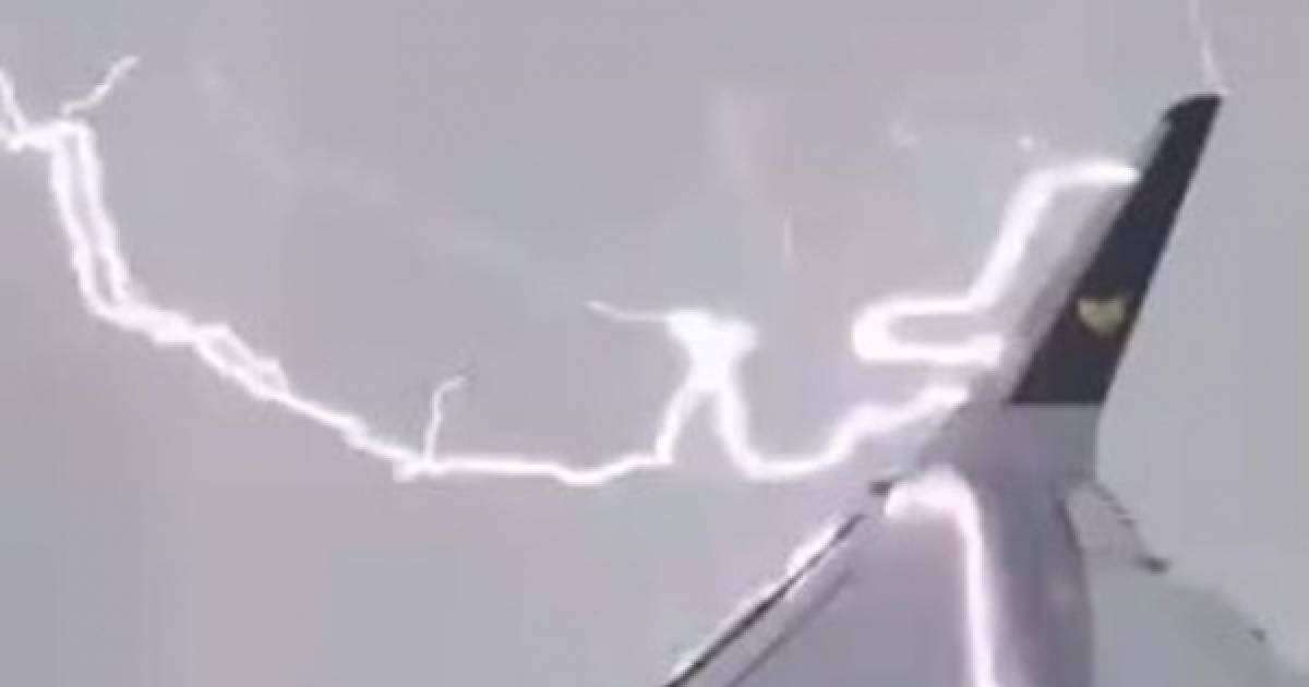 Жолаушы ұшаққа құлаған найзағайды видеоға түсіріп алған