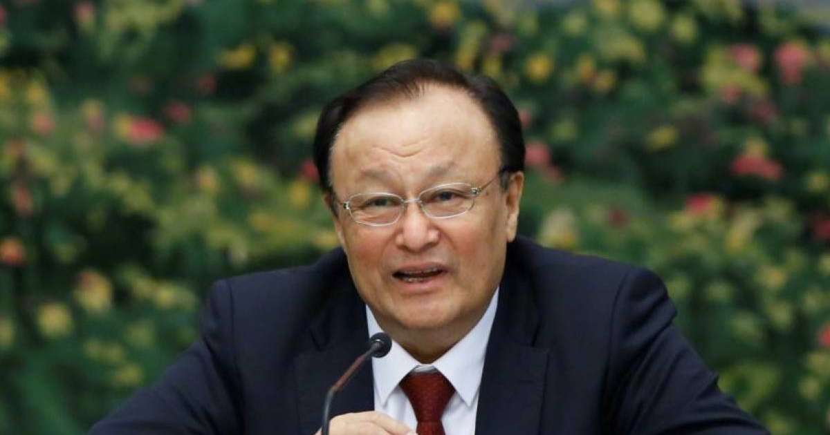 Шыңжаң шенеунігі лагерьлерде қамалған адамдар саны туралы айтты