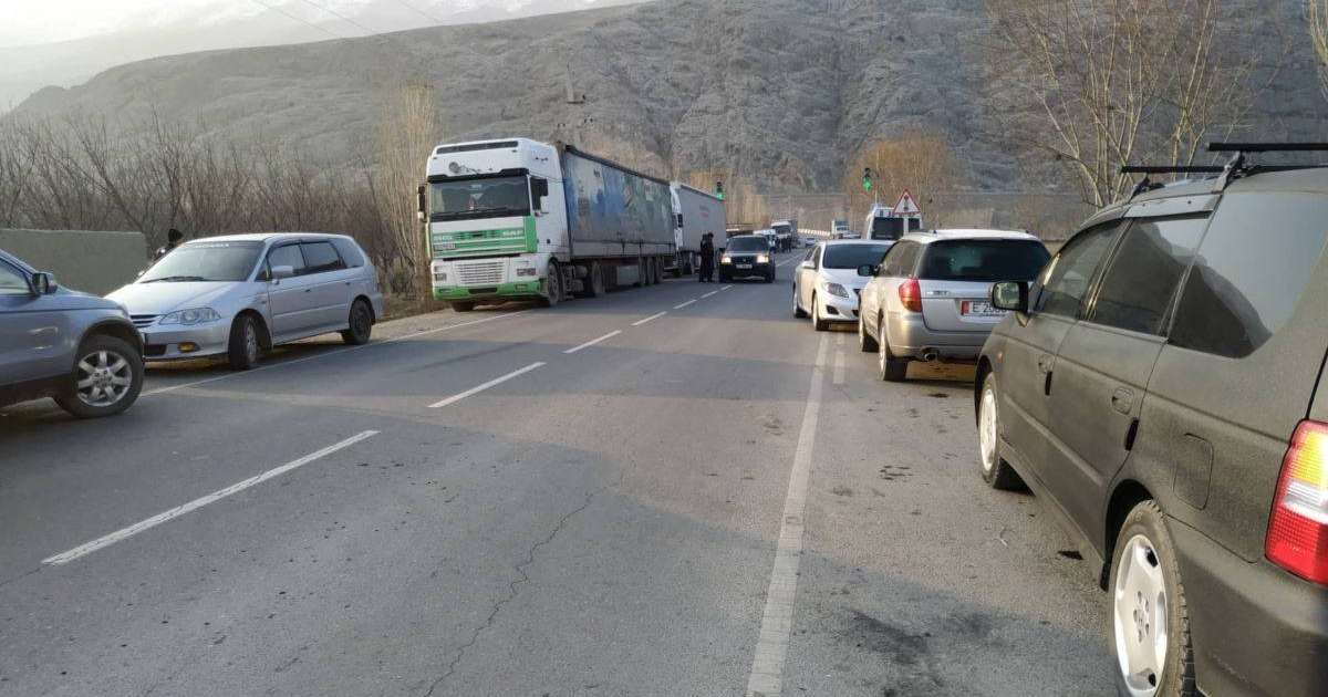 Шекарадағы даудан соң жүзге тарта көлік Тәжікстанға өте алмай тұр