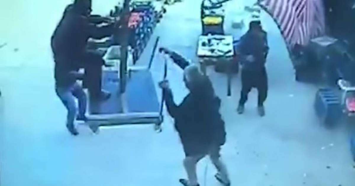 Қатты жел шатырмен бірге адамды ұшырып әкетті