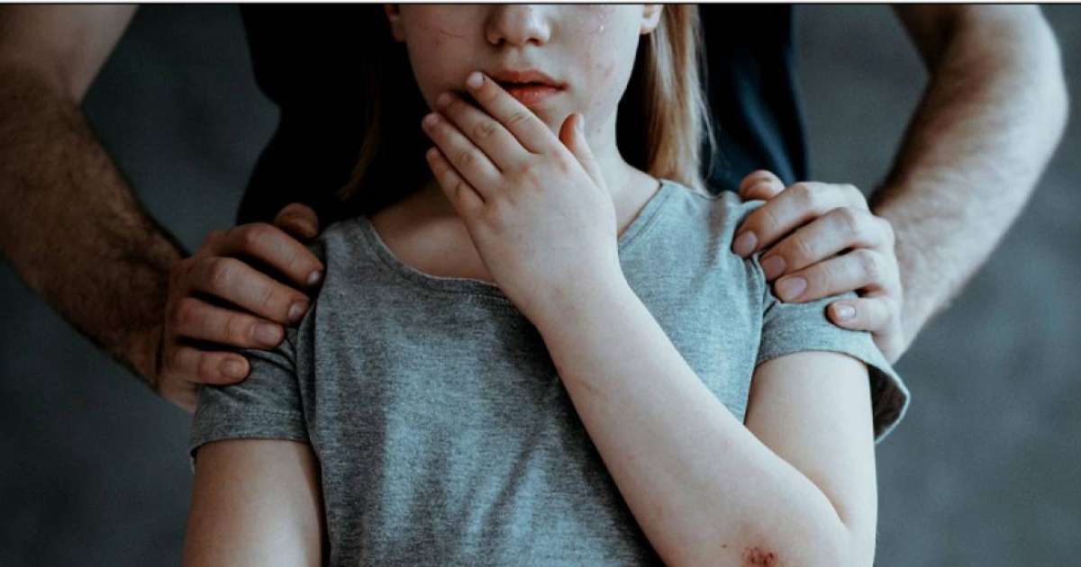 Риддерде зорланған қыздың анасы педофилді жазаламауды сұрады