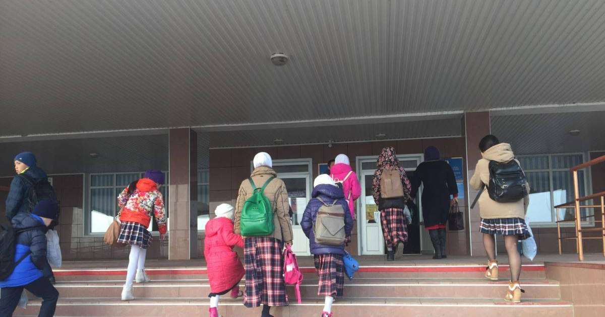 Ақтөбеде қыздары "орамалын шешпеген" үш азаматқа екінші мәрте айыппұл салынды