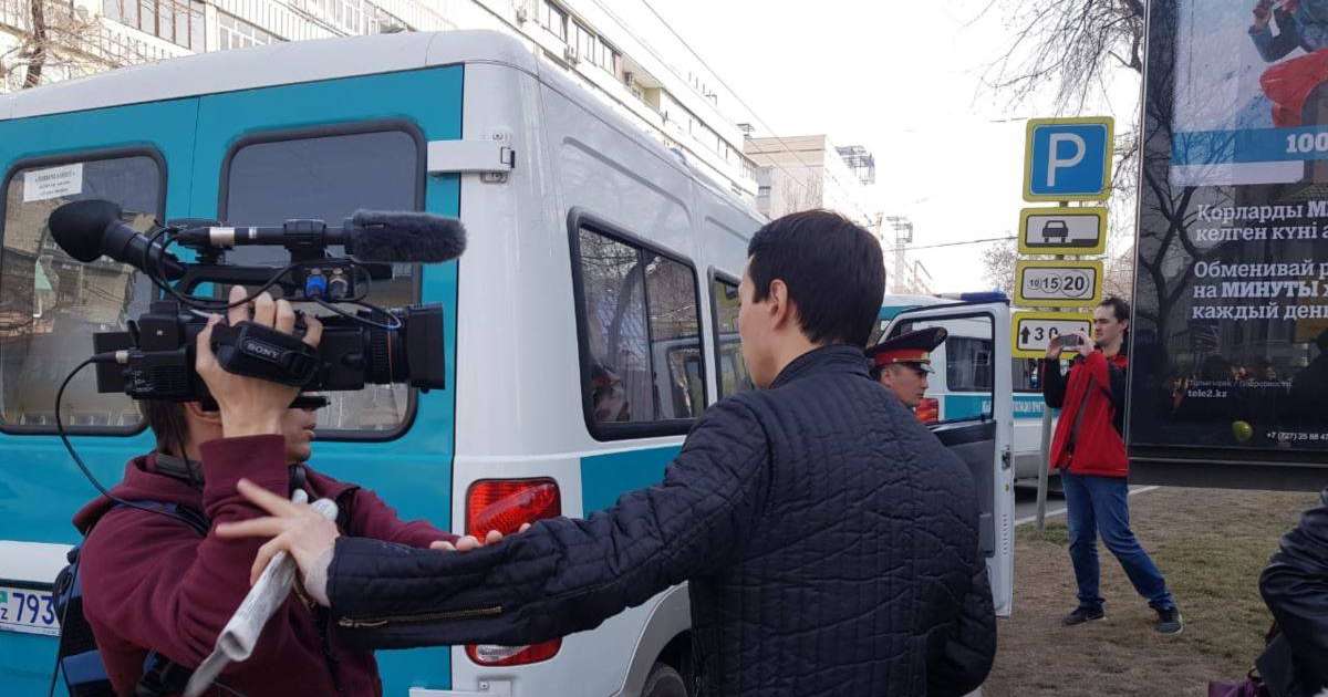 Құқық қорғау ұйымдары биліктен Азаттық тілшілеріне жасалған кедергінің тергелуін сұрады