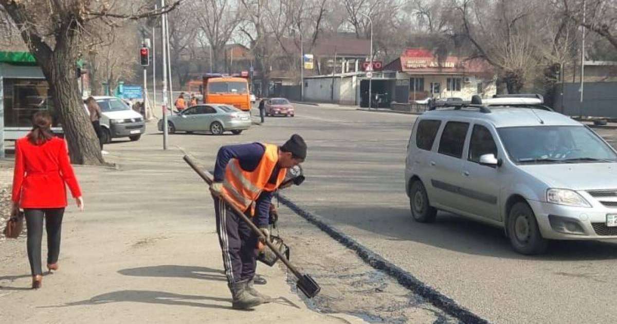 Алматыда жол жөндеп жатқан жұмысшыларды көлік қағып кетті – видео