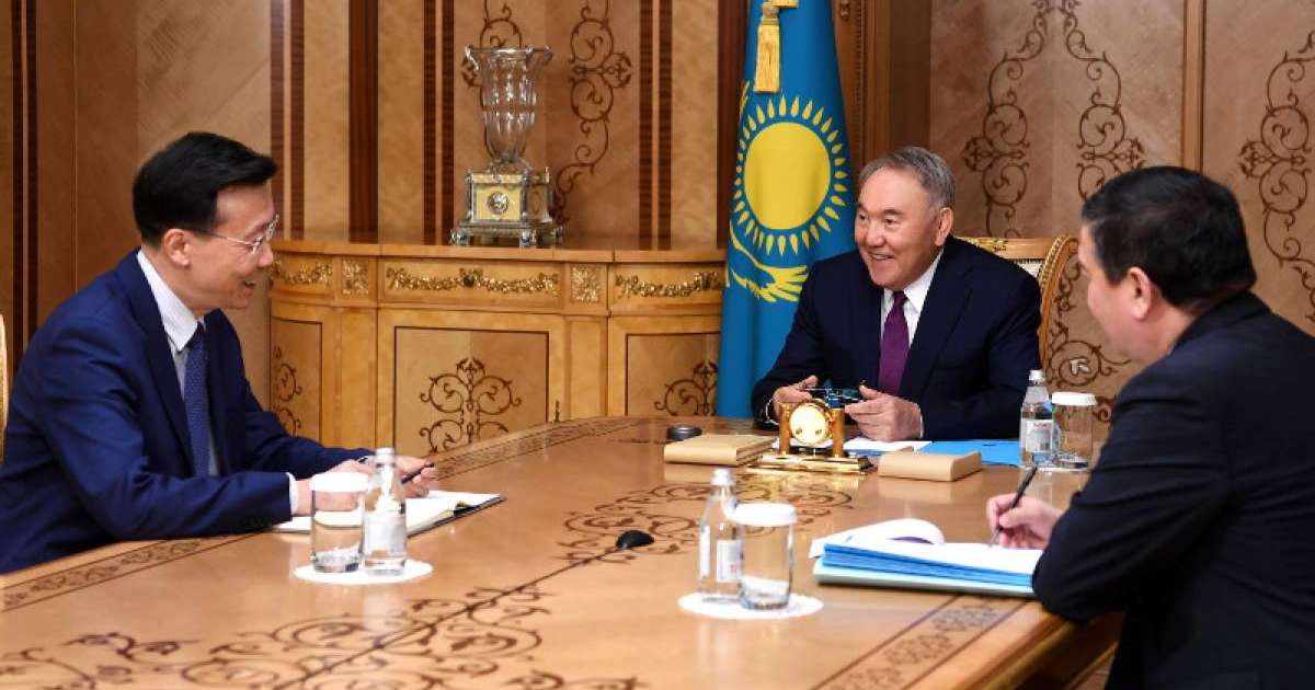 首任总统纳扎尔巴耶夫会见中国驻哈大使张霄