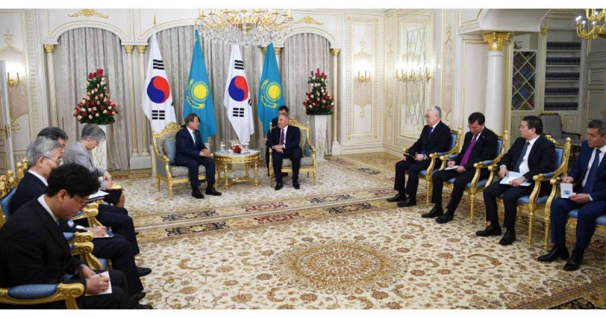 首任总统纳扎尔巴耶夫与韩国总统举行会谈
