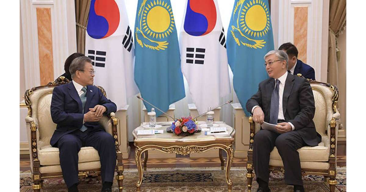 托卡耶夫总统同韩国总统文在寅举行小范围会谈