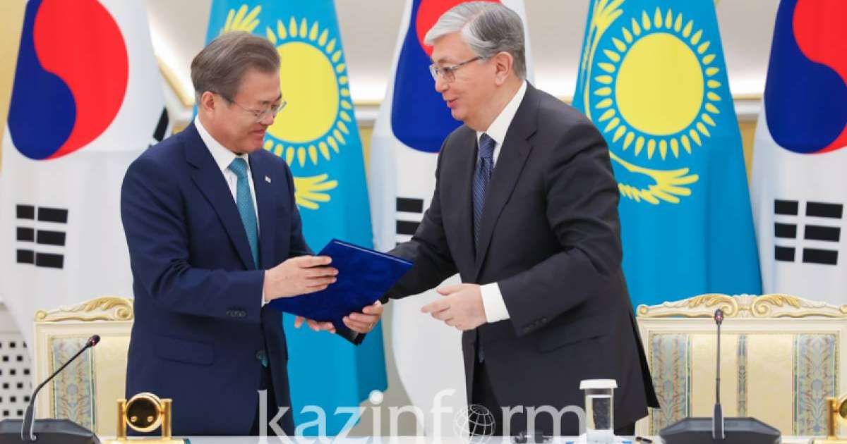 托卡耶夫向文在寅赠送历史文献