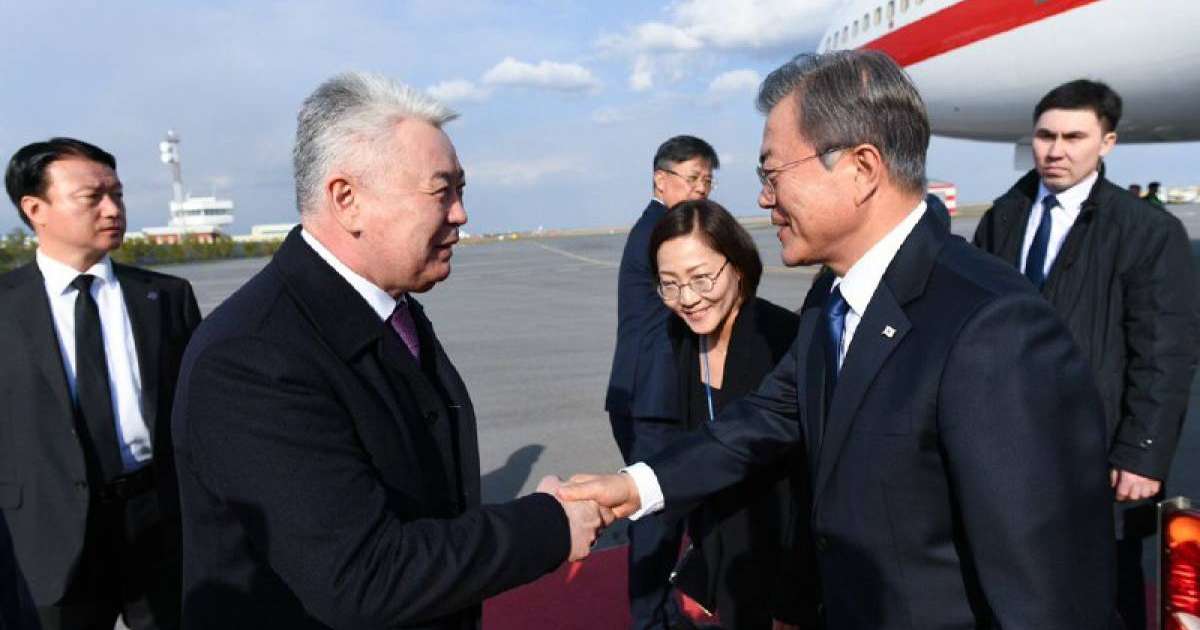 韩国总统文在寅抵达努尔-苏丹