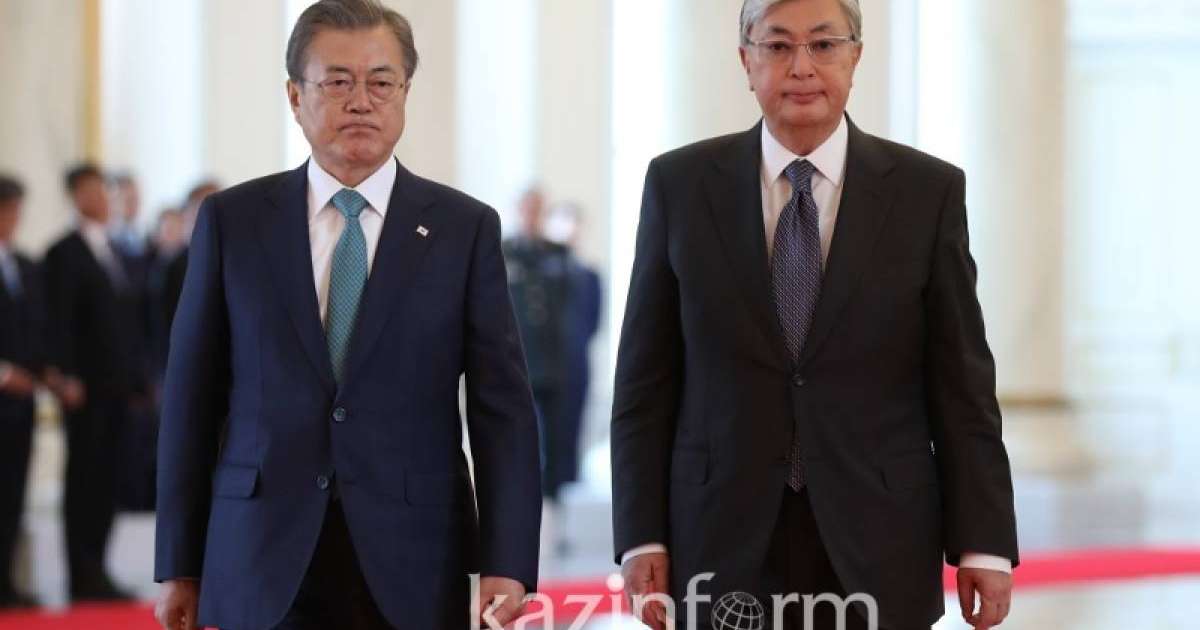 托卡耶夫总统会见韩国总统文在寅