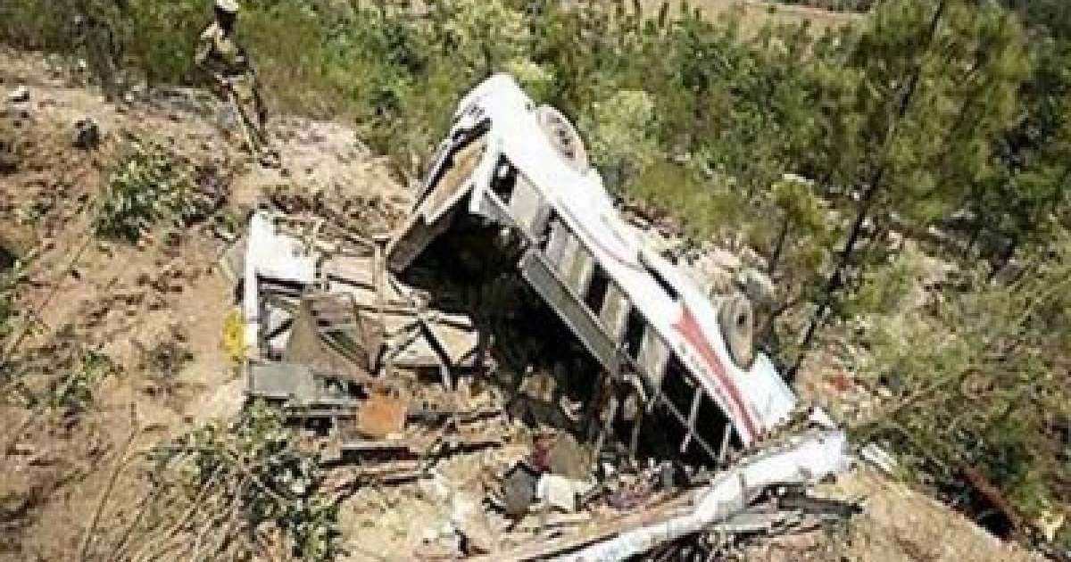 Автобус 150 метр биіктіктен құлап, 14 адам көз жұмды