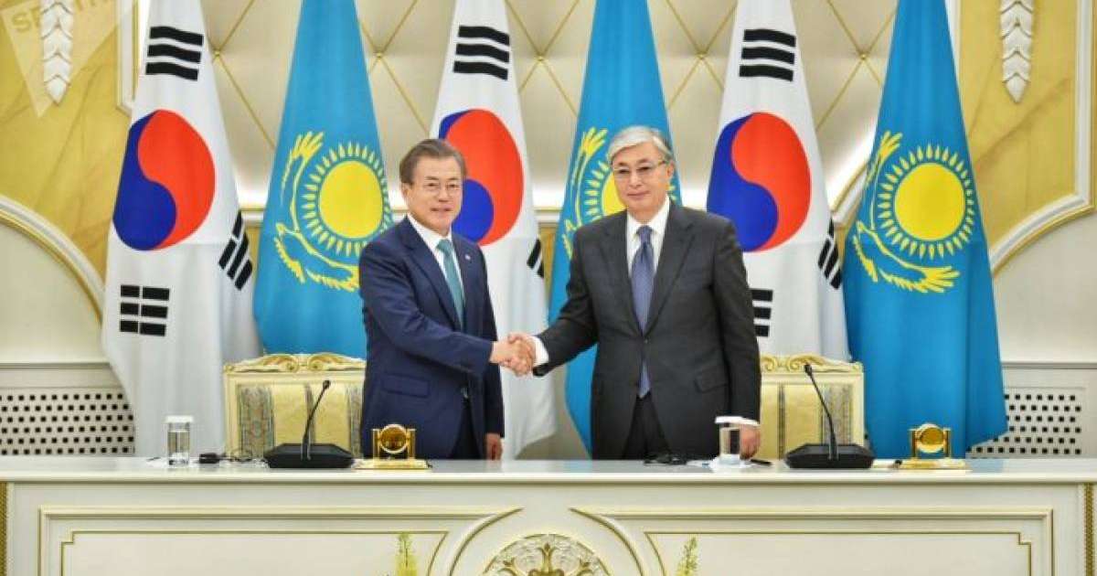 Қасым-Жомарт Тоқаев Оңтүстік Корея президенті Мун Чжэ Инге сый жасады