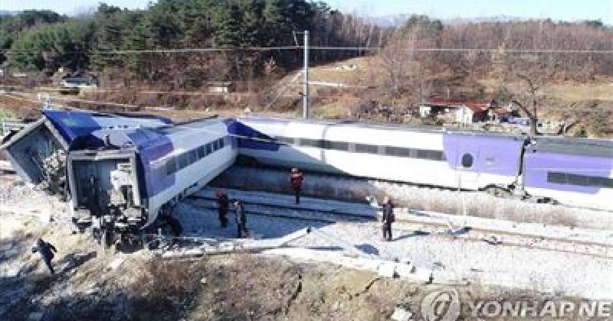 ФОТО: Жүрдек пойыз рельстен шығып кетті