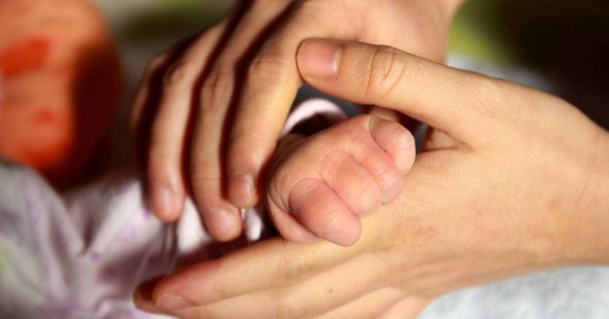 Полиция қызметкерлері далада аязда қалдырылған шақалақтың анасын іздестіріп жатыр