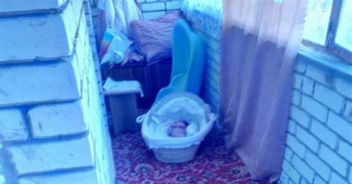Анасы нәрестені жалаңаш күйінде балконда қалдырып кеткен