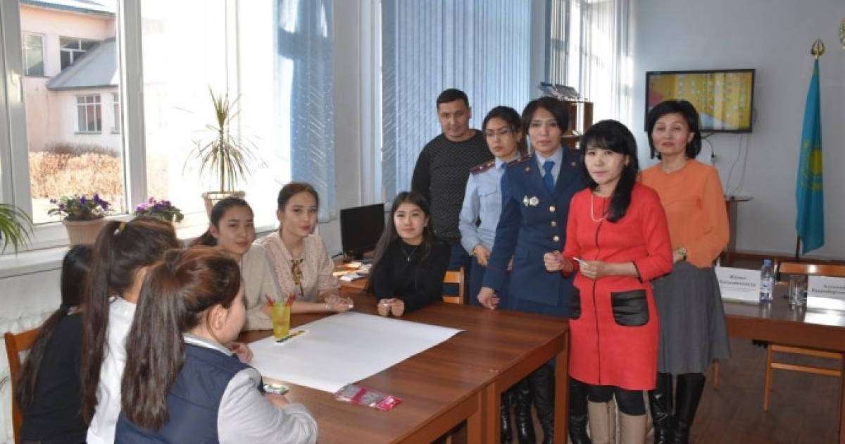 Алматы облысының полицейлері "Қыз тәрбиесі – ұлт тәрбиесі" атты кездесу өткізді