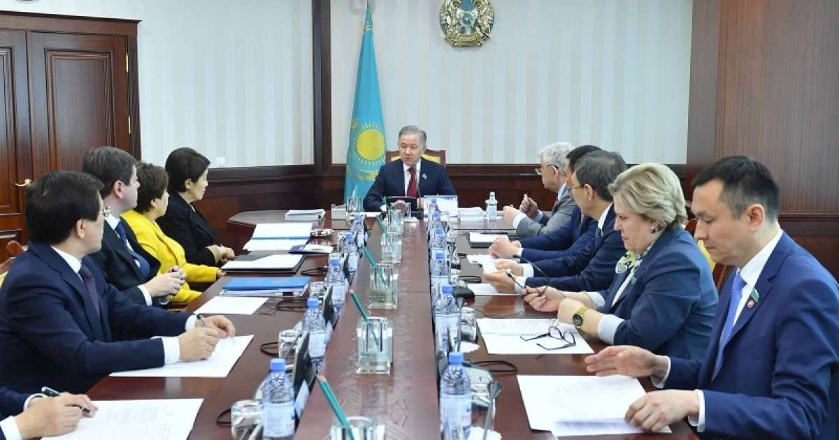 尼格马图林主持召开马吉利斯主席团会议