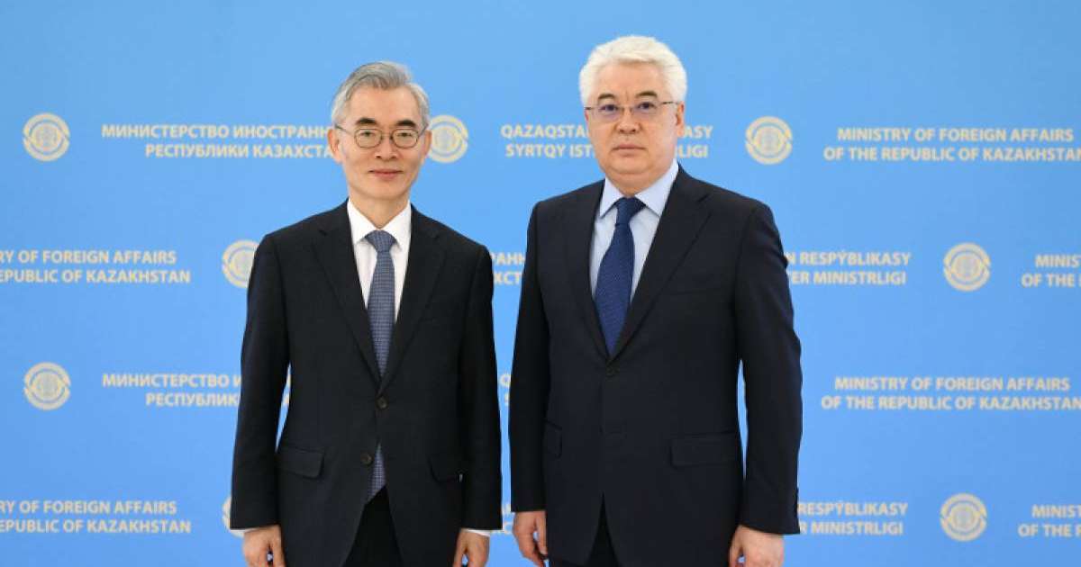 外交部部长阿塔穆库洛夫会见韩国驻哈大使