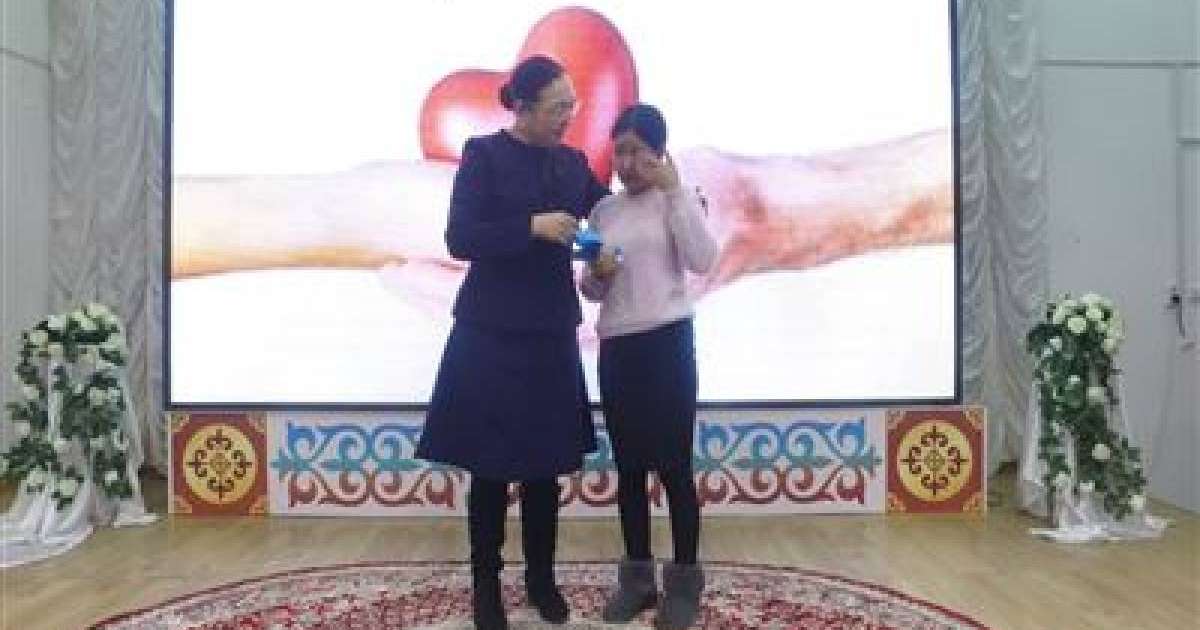 Семейліктер жетім қызға пәтер алып берді