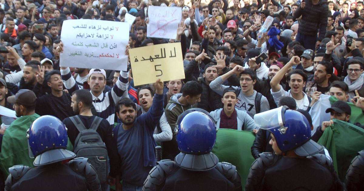 Алжирде мыңдаған адам президенттің биліктен кетуін талап етті